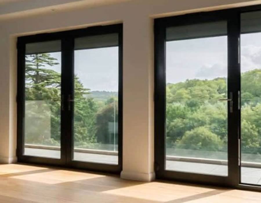 Cua-nhom-kinh-truot---resort