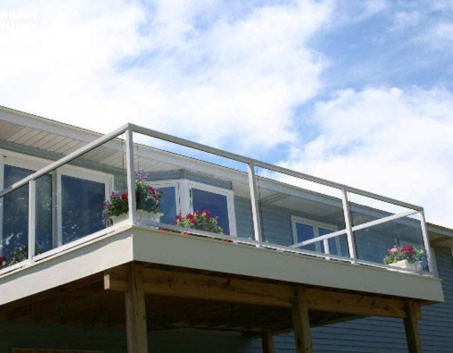 Lan-can-nhom-kinh-cao-cap