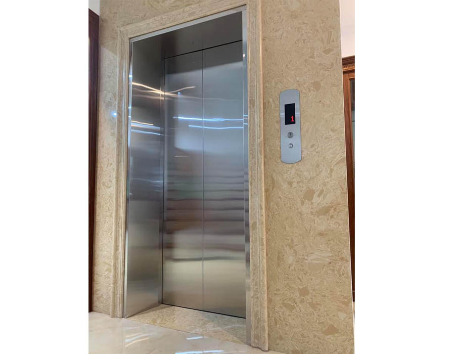 Khung-bao-cua-tang-thang-may-tai-khach