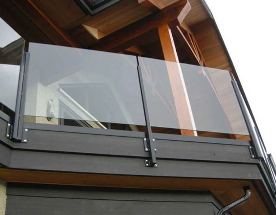 Lan-can-nhom-kinh-gia-go---Mau-lan-can-biet-thu