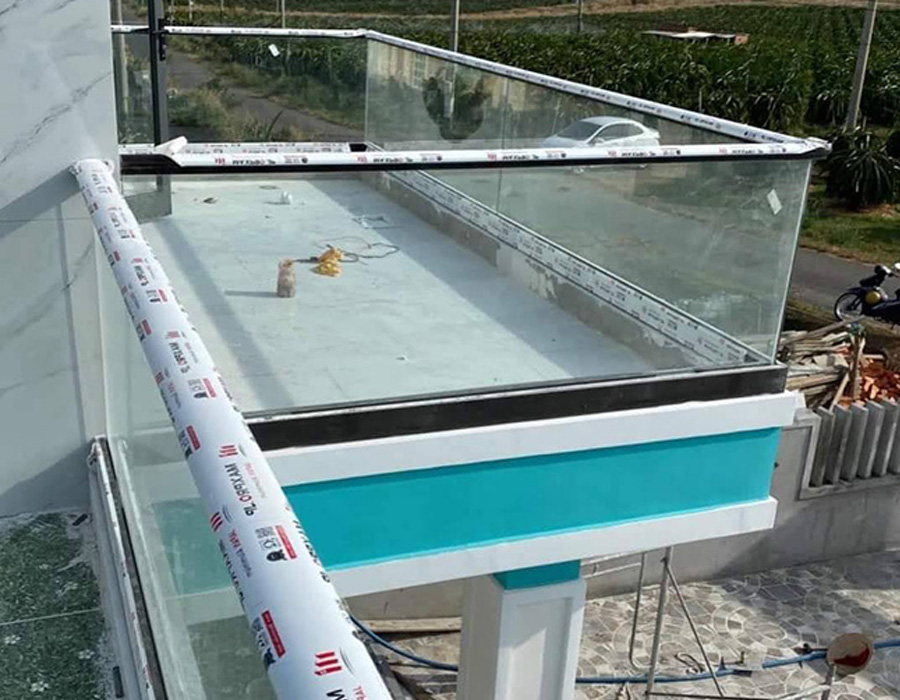 Lan-can-nhom-kinh-cuong-luc---Mau-lan-can-Resort