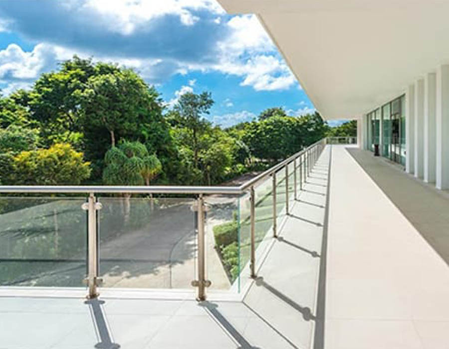 Lan-can-nhom-kinh-xingfa---Mau-lan-can-resort